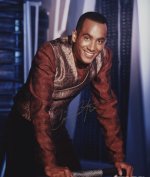 cirroc-lofton-3-star-trek-deep-space-nine-jake-sisko-originalautogramm-mit-echtheitszertifikat~2.jpg